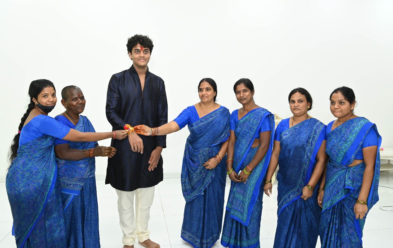 FZ9S2BoaAAA88qQ?format=jpg&name=large