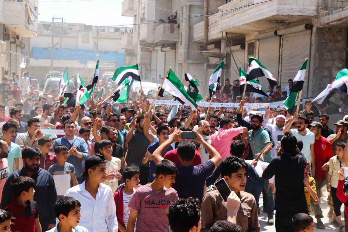 Mohammadabooday's tweet photo. خروج مظاهرة في مدينة #الأتارب  في ريف #حلب الغربي بعد صلاة الجمعة ، رفضوا فيها تصريحات وزير الخارجية التركية الداعية لمصالحة نظام الأسد الإرهابي ، مؤكدين على استمرار الثورة السورية حتى إسقاطه والثبات على مبادئ الثورة الأولى .
#لن_نصالح https://t.co/Yp3rWyGLX7