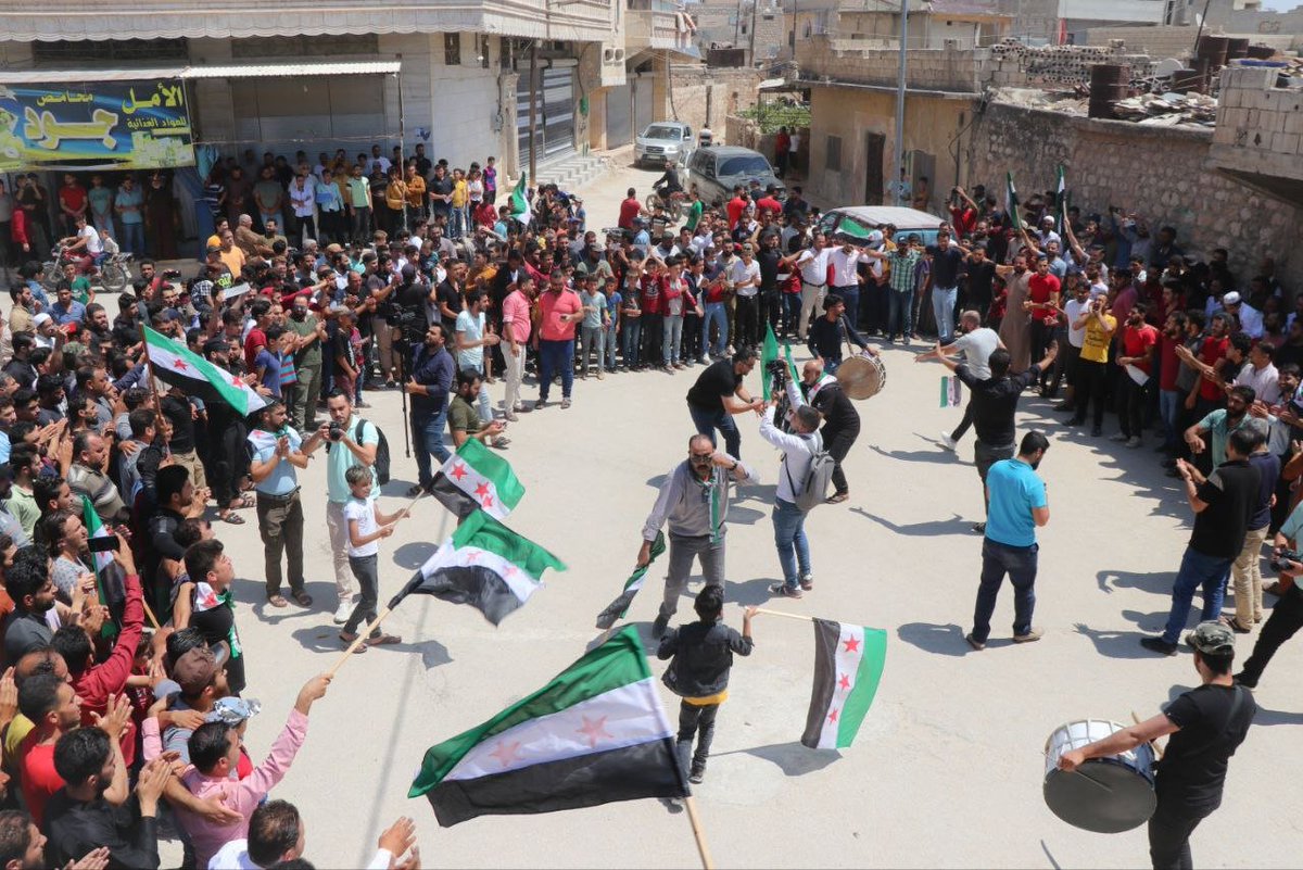 Mohammadabooday's tweet photo. خروج مظاهرة في مدينة #الأتارب  في ريف #حلب الغربي بعد صلاة الجمعة ، رفضوا فيها تصريحات وزير الخارجية التركية الداعية لمصالحة نظام الأسد الإرهابي ، مؤكدين على استمرار الثورة السورية حتى إسقاطه والثبات على مبادئ الثورة الأولى .
#لن_نصالح https://t.co/Yp3rWyGLX7