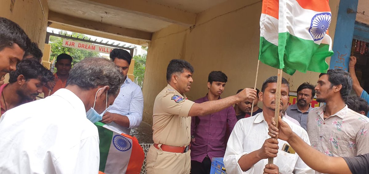 IdaBollaramPs's tweet photo. 75వ స్వాత్రంత్ర భారత వజ్రోత్సవాలో భాగంగా ఈ రోజు త్రివర్ణ రాఖీలు కట్టడం, విద్యార్థులతో క్రీడలు నిర్వహించడం జరిగింది. https://t.co/JkPK130L1d