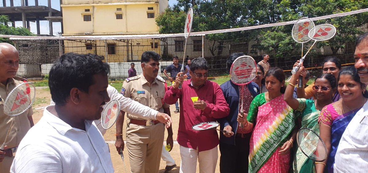 IdaBollaramPs's tweet photo. 75వ స్వాత్రంత్ర భారత వజ్రోత్సవాలో భాగంగా ఈ రోజు త్రివర్ణ రాఖీలు కట్టడం, విద్యార్థులతో క్రీడలు నిర్వహించడం జరిగింది. https://t.co/JkPK130L1d
