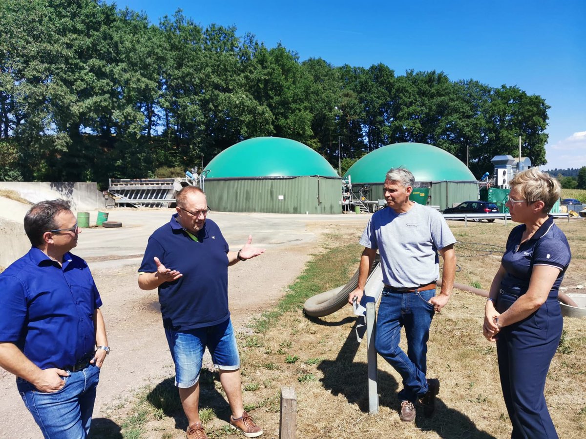 BWV_NET's tweet image. Klimafreundliches #Biogas lässt sich über eine Aufbereitung in Erdgasnetz einspeisen. Über ein regionales Verbundprojekt von 7 Biogaspartnern wird in der Eifel regeneratives Gas für rd. 4.000 Haushalte produziert. Hierüber diskutierten Biogaservertreter mit #BWV. Siehe Foto (ALT)