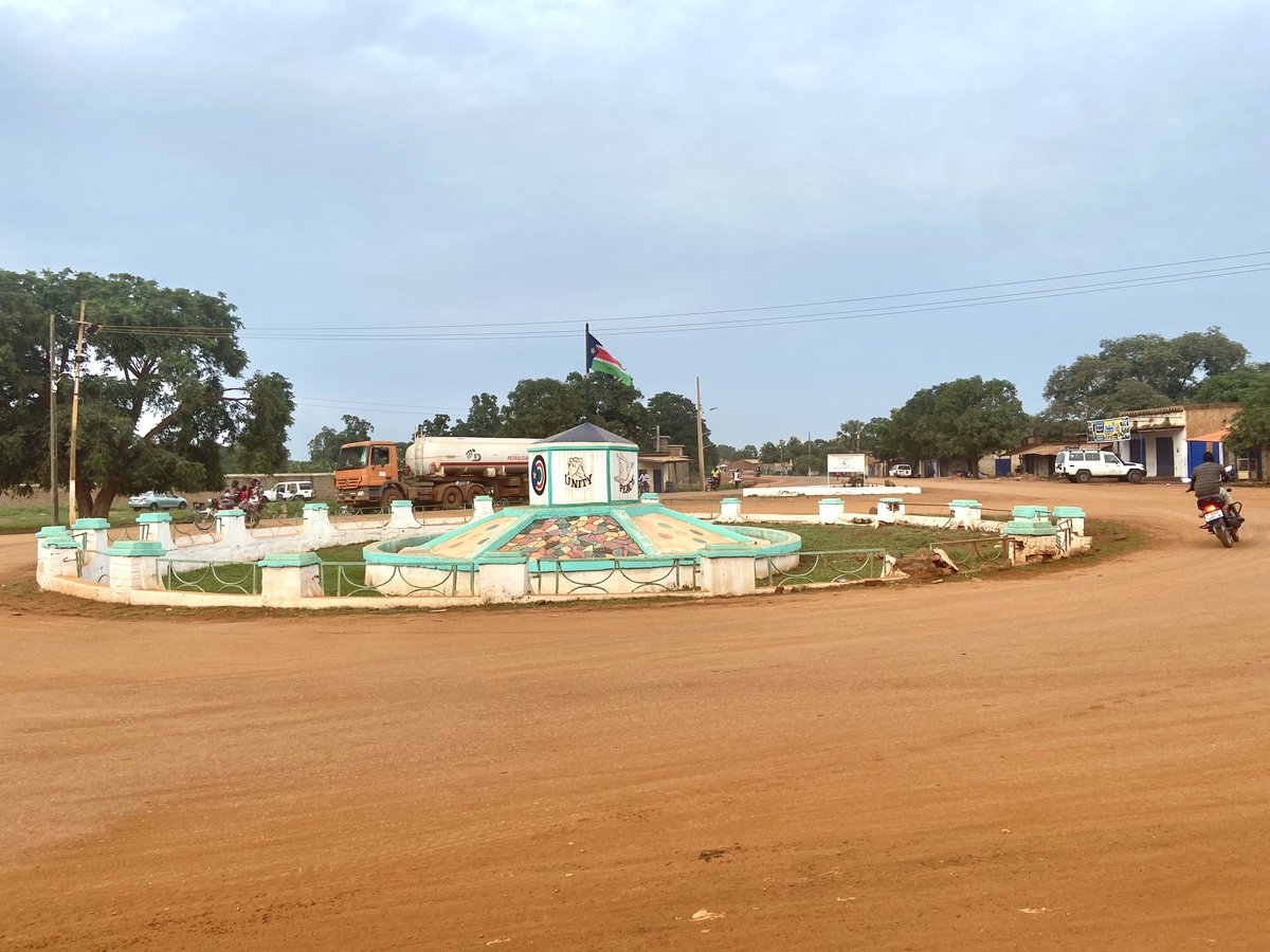 SSudanWithEva's tweet photo. Unity 🤝🏿 Peace 🕊 

Suk Hajer roundabout, Wau
#SSOT #SouthSudan https://t.co/vxXoLbaP4v