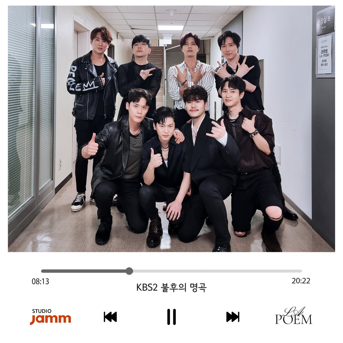 불후의 명곡

오늘은 '락'포엠으로 찾아왔습니다🎸
가죽 의상까지 갓벽하게 소화한 라포엠

송골매 선배님들의 명곡 ‘새가 되어 날으리’를 부를 수 있어 영광이었습니다. 

함께 멋진 연주를 펼쳐주신 신지-제이드-박웅님, 최영호 음악감독님 감사드립니다. 

뜨거운 응원 보내준 라뷰들 너무 고마워요