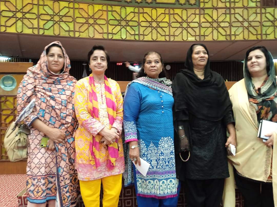 DrShahnazSolngi's tweet photo. #SpekerNationlaAssemblyOfPakistan
#cucus
#MembersNationalAsembaly
#NationalAssemblyOfPakistan
قومی اسمبلی ہال میں پہلی بار قومی اقلیتی کنونشن کا انعقاد کیا۔
آئین رنگ، نسل اور مذہبی عقائد سے بالاتر ہو کر تمام شہریوں کو مساوی حیثیت کی ضمانت دیتا ہے: اسپیکر قومی اسمبلی https://t.co/18JlRBV6Yw