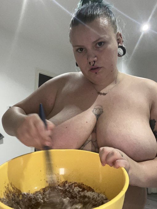 Sexy nude baker set coming at the end of the month. Make sure to subscribe so you don&rsquo;t miss out ! https://t