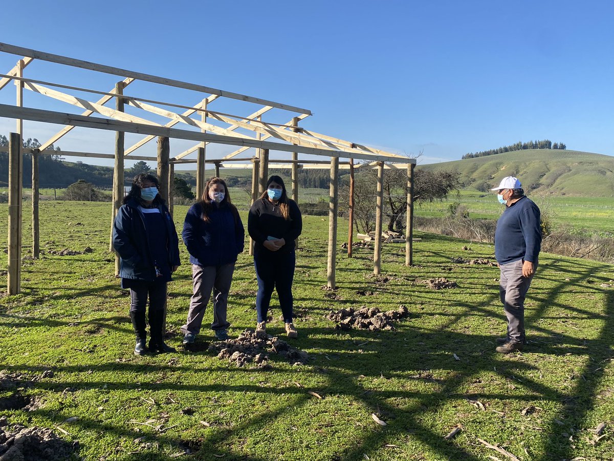 daem_stodomingo's tweet photo. Avanzando en los trabajos que permitirán a las y los estudiantes de la #EscuelaRuralUnidocente Juanita Fernández contar con un nuevo espacio educativo: el invernadero. Con esa hermosa vista, al costado del Maitenlahue, cultivamos el futuro educativo de la comuna. https://t.co/L5O9hnPhtC