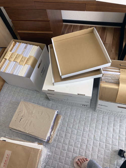 おっっっっっも(重い)😫
原稿を整理しようとして箱に入らなくて途方に暮れてる図。
生原稿はこんな感じ。特に指定とか入ってるわけでもないので面白くないですが・・・ #ひまわりさん