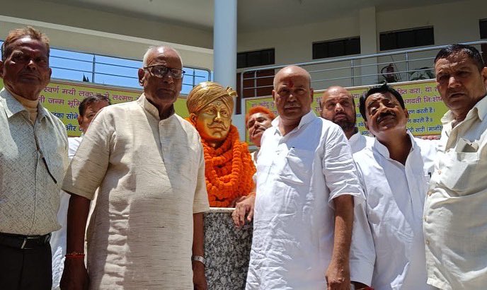 ajaysinghtappu's tweet photo. आज अमर शहीद बाबू बंधू सिंह जी के 164 वें शहादत दिवस पर कार्यक्रमों की श्रृंखला में शहीद बंधु सिंह डिग्री कॉलेज, करमहा पर एक संगोष्ठी का आयोजन किया गया। 

#amarshaheedbandhusingh #bandhusingh https://t.co/TeL1yB3003
