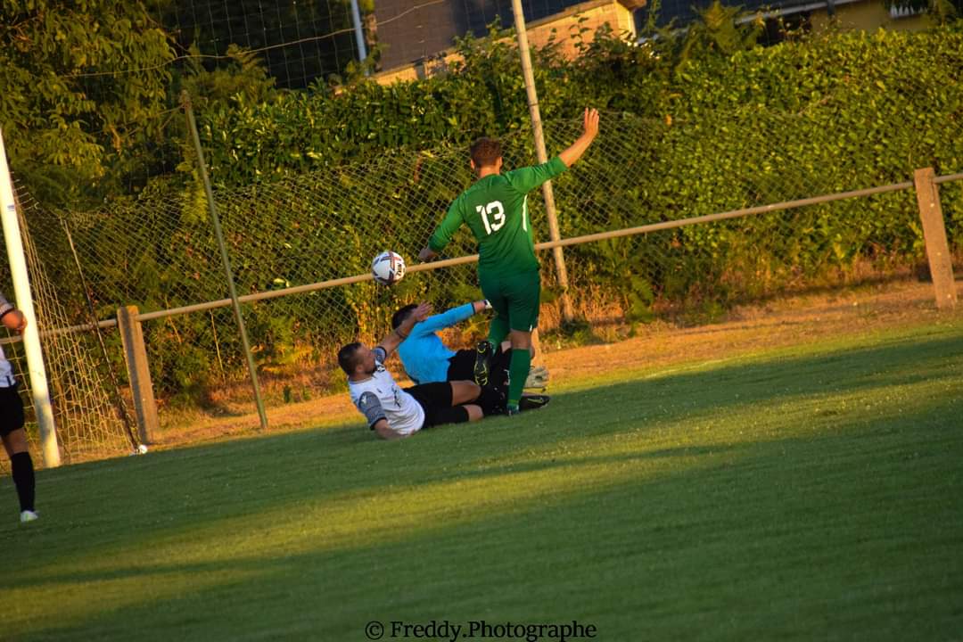 USVibraye's tweet photo. Retour en images sur le premier match de préparation de nos petits Verts qui se déplaçaient à La Bazoge ce mercredi dernier 👀

Score final : 4-4 (3-0 MT)

Buteurs : Kévin COATANTIEC x2, Loris CHÉRON, Hugo CABARET,

📸 Freddy.photographie (à retrouver sur Facebook !) https://t.co/9kfUNCI08Q