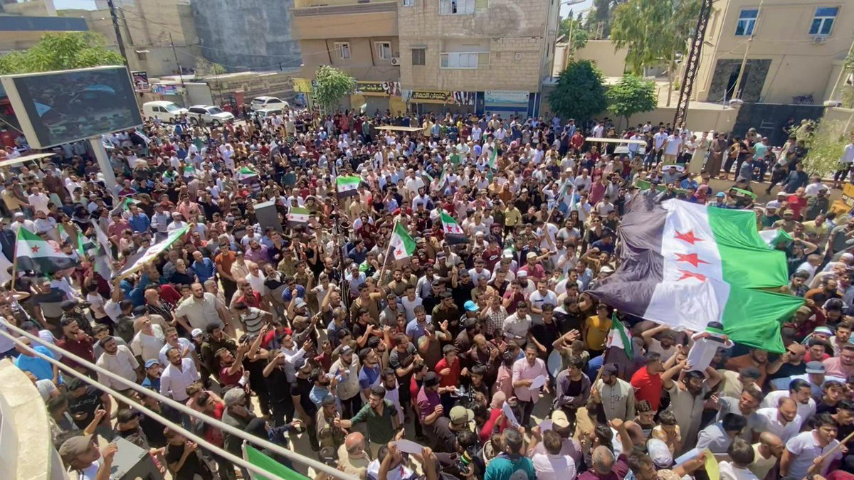 apohanalhalba's tweet photo. مظاهرات غاضبة في الشمال السوري المحرر للتأكيد على الرفض التام لتصريحات الوزير التركي وضرورة استعادة القرار الوطني والحفاظ على مبادئ وثوابت الثورة السورية التي تتمثل في اسقاط نظام الأسد وجميع رموزه.
#مظاهرة_اعزاز 
#ثورة_شعب 
#لابديل_عن_اسقاط_الاسد 
#لن_نصالح https://t.co/and8EVK4eM