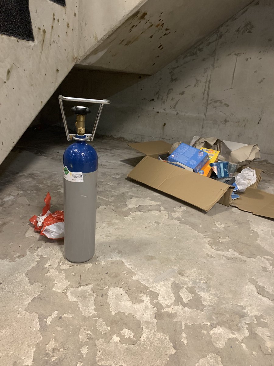 Ik tref ze helaas nog veel teveel aan. Niet alleen in onze woongebouwen maar ook op straat. Gasflessen om ballonnen te vullen