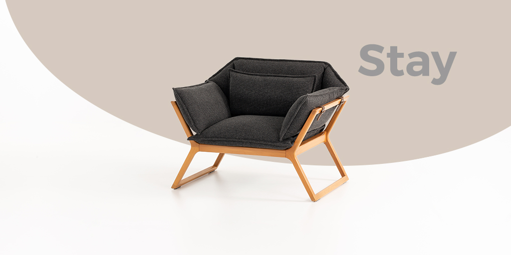 Farklı ve yenilikçi ofislerin koltuğu #Stay, masif ahşap gövde üzerine konumlandırılan yumuşak minder ve yastıklarıyla bulunduğu mekana sportif ve dinamik bir hava katar.
