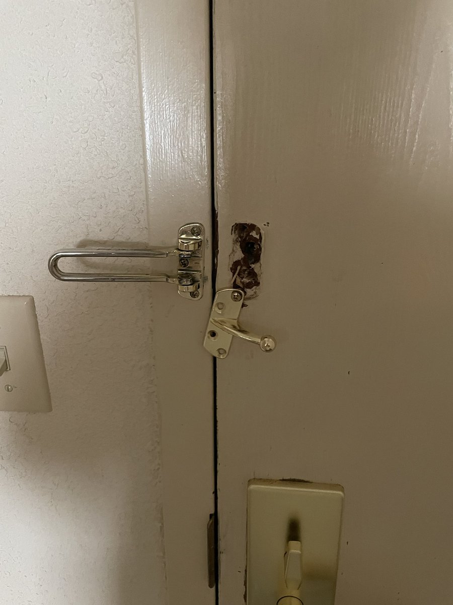 SEStewart5's tweet photo. @HiltonHotels has failed me for the last time. Their hotels are just motels with a heavy coat of paint (see photos from last disastrous stay). Switching to @MarriottBonvoy https://t.co/P6DNJ04yHt