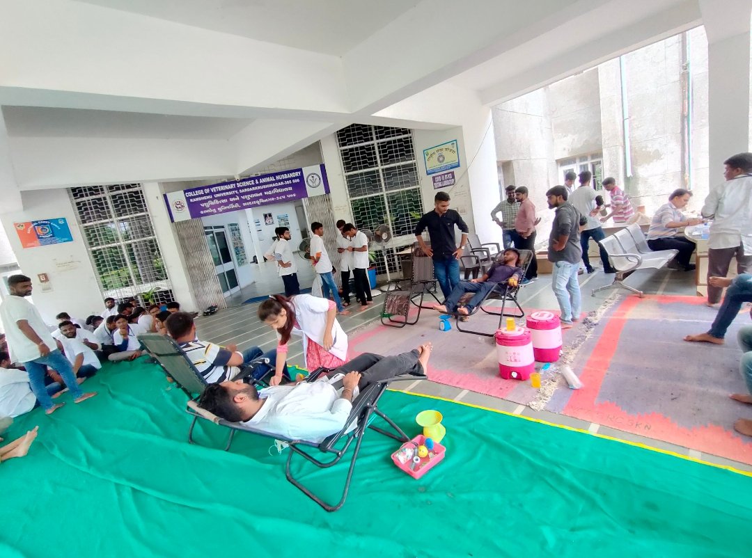 દાંતીવાડા વેટરનરી કોલેજમાં  ૧૧મા 
દિવસે બ્લડ ડોનેશન કેમ્પનુ આયોજન કરવામાં આવ્યું હતું.જેમા 24 જેટલા વિદ્યાર્થીઓએ બ્લડ ડોનેશન કયુું હતું. હડતાલ ના ભાગરૂપે વિદ્યાર્થીઓ બ્લડ ડોનેટ કરી સરકારની આંખ ઉઘડે અને વિદ્યાર્થીઓની 
માાંગ પૂરી કરે એ હેતુર્થી આ કાર્યક્રમ યોજ્યો હતો<a href="/CMOGuj/">CMO Gujarat</a>