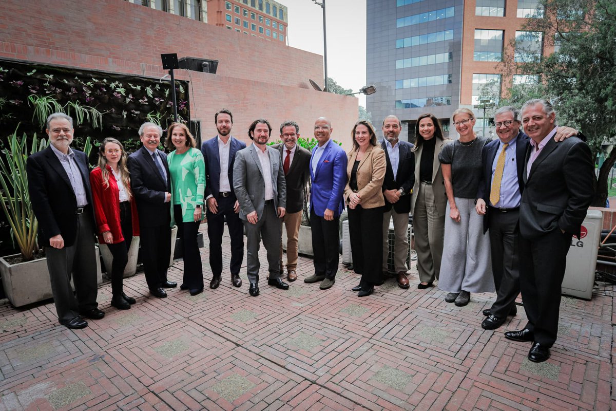 darrenwalker's tweet photo. The pandemic and climate change require us to work together for a more just Colombia and world. We are thrilled to support the work of the Alliance for Social Transformation who will deliver the grants and financial resources for a more equitable Colombia. https://t.co/fcCYkYb4si https://t.co/ZNrGoipjlk