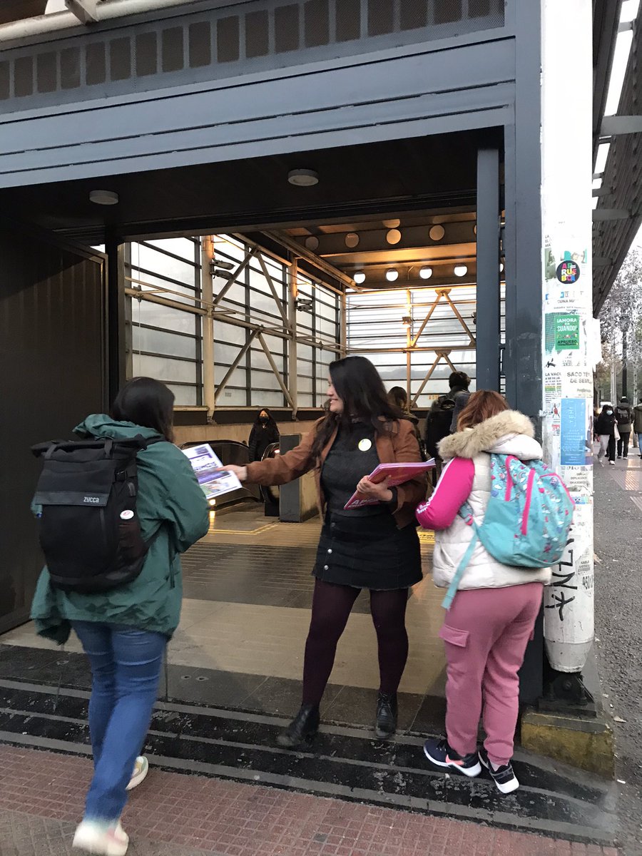 Hoy con la <a href="/Coordinadora8m/">Coordinadora Feminista 8M</a> entregamos en más de 30 estaciones del metro de Santiago #LaPrimeraFeminista que llega para informar sobre las buenas noticias que trae la nueva Constitución para la vida de mujeres, niñas y disidencias 💖

#AprueboXAmor #AprueboFeminista