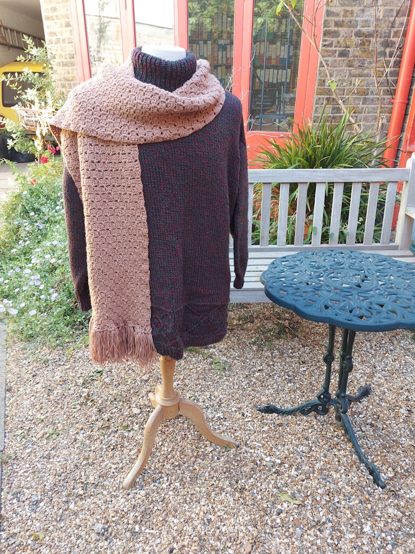 knitforpeace's tweet image. This is a sample of what Rosie and her friends in Stafford have sent us.  A very cosy jumper and a soft scarf, all ready for when the weather turns colder.  They are our Knit and Crochet of the Day.

#knitoftheday #crochetoftheday #makingforothers