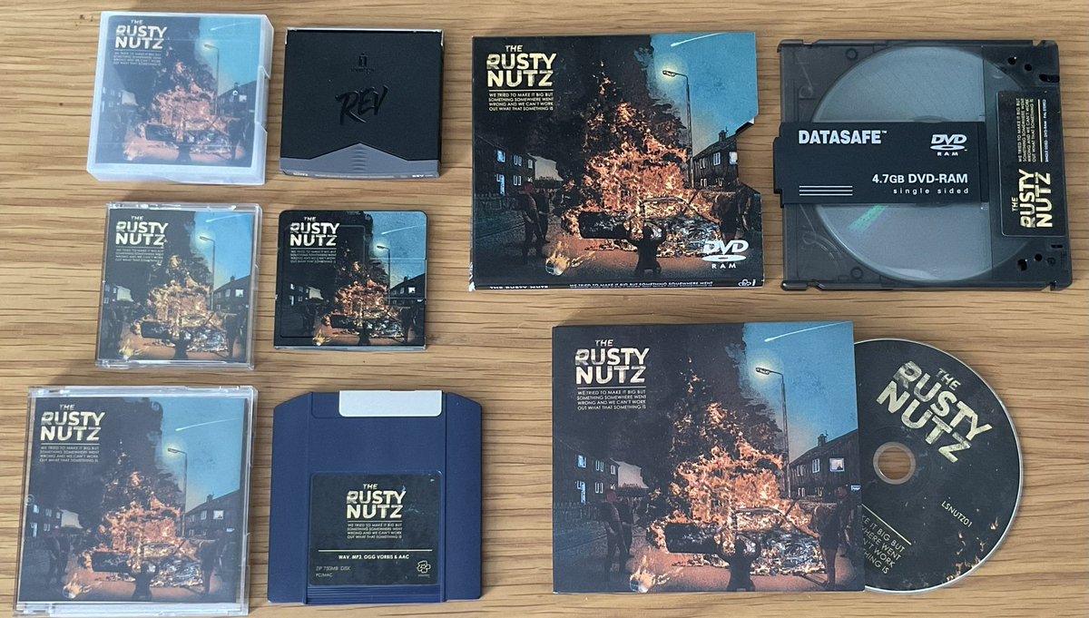 andyAVAVsystems's tweet photo. Tis #FormatFriday Pt 4
Discs & Disks - 5 Unboxed
#DVDRam - with Bonus Video Content
#MiniDisc #MD - with Bouns Track
#CD #CompactDisc
#ZIPDisk 750MB with wav, MP3, ACC & Ogg Vorbis
#REVDisk 35GB with wav, MP3, FLAC, ALAC, ACC & Ogg Vorbis
@LavenderSweep
@TrueSpiltMilk https://t.co/KHpUNyw5Gz