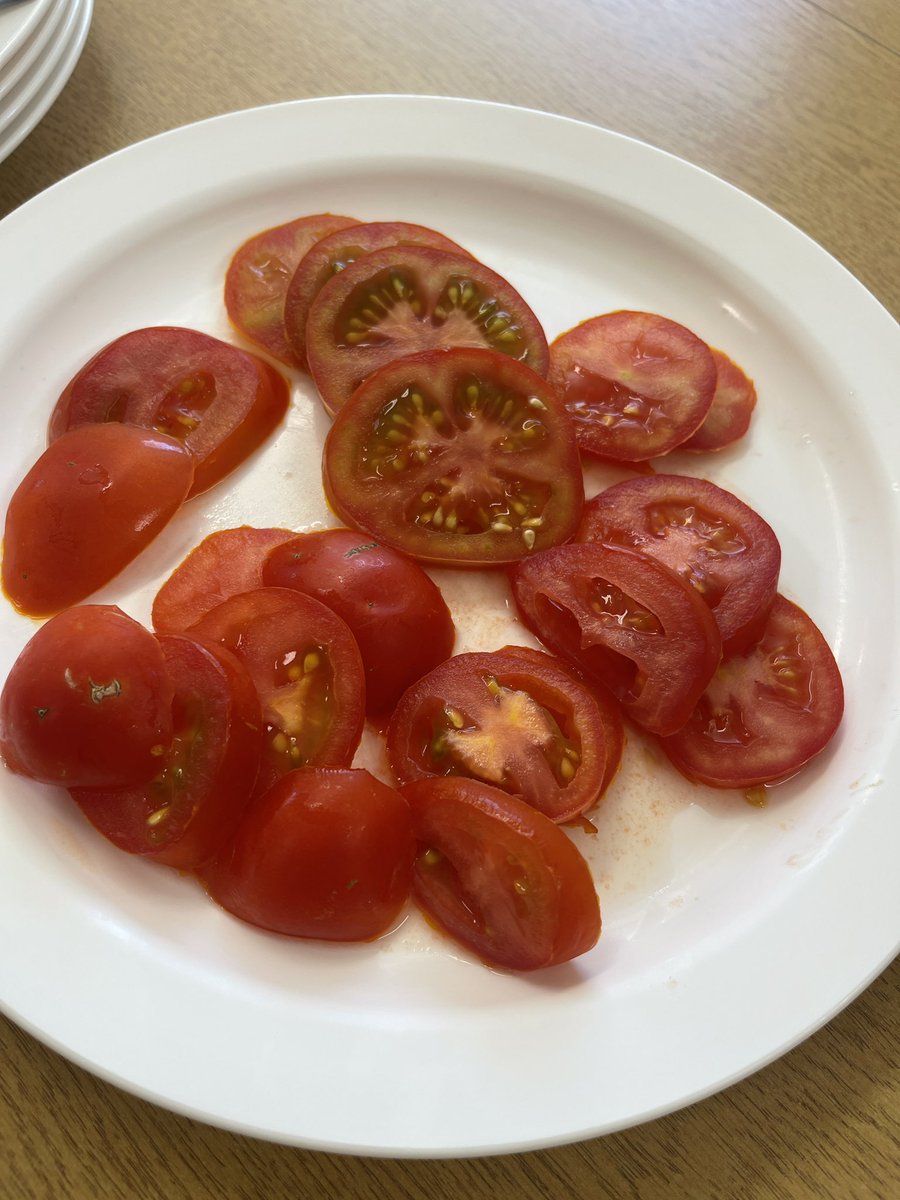 wmcoxleas's tweet photo. We were able to enjoy fresh tomatoes, potato salad and lettuce with our group lunch today using things grown in our therapeutic garden. Delicious! 🍅🥬☀️ https://t.co/wR6BGt226Y