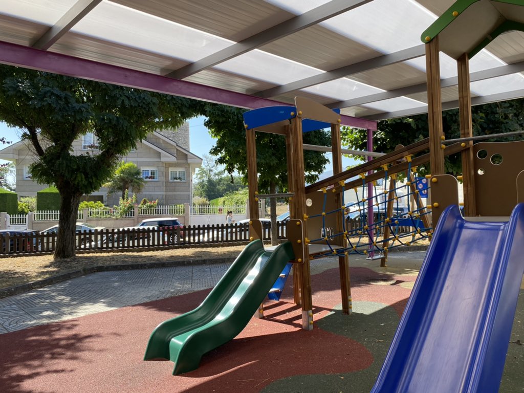 Un tema que ocupa muchas conversaciones entre mi mujer y yo son los parques infantiles. Siempre están al sol, con materiales metálicos que, en esta época de verano, queman y no se pueden usar. Hoy hemos encontrado el primer parque que piensa en l@s peques, con tejado y sombra 🥰