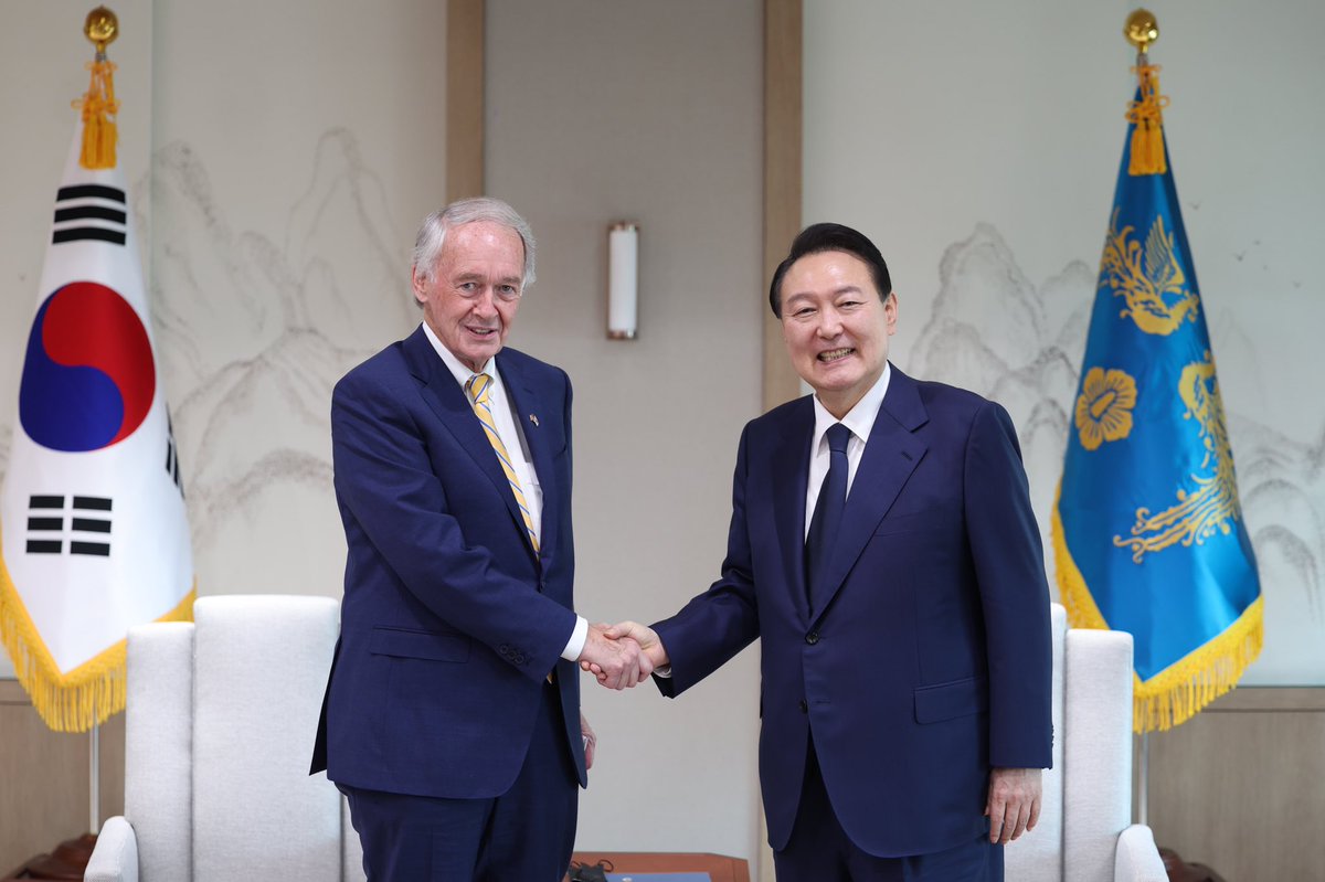 Glad to have a productive discussion with <a href="/EdMarkey/">Ed Markey</a> on various areas including North Korean nuclear issue, climate change, science &amp; technology, and industries. Look forward to working closely with the U.S. Congress on strengthening the ROK-US alliance.