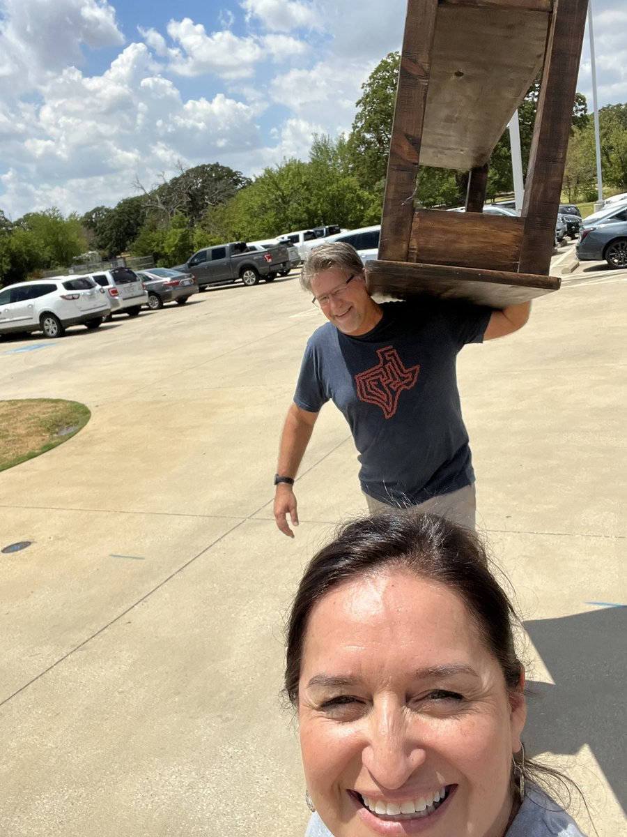 cabralesmariss1's tweet photo. Getting ready for another school year and sometimes that means new furniture for my classroom. It’s a good thing I have friends willing to help me out. #InspiringHope #AubreyISD #TurnedUpTo11 #atlas #goingbeyond https://t.co/9j59AwlXI1