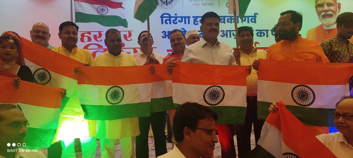 DMBahraich's tweet photo. स्वतन्त्रता सप्ताह के शुभारम्भ अवसर पर हरियाली रिसोर्ट में आयोजित सांस्कृतिक कार्यक्रम में कवियों एवं शायरों ने प्रस्तुत की अपनी रचन���एं। झण्डा गीत का हुआ सामूहिक गायन। सेव द चिल्ड्रेन संस्था द्वारा सौंपी गई 04 एम्बुलेन्स को विधायक पयागपुर व नानपारा ने दिखाई झण्डी। @CMOfficeUP https://t.co/DJZ3RA0cJR