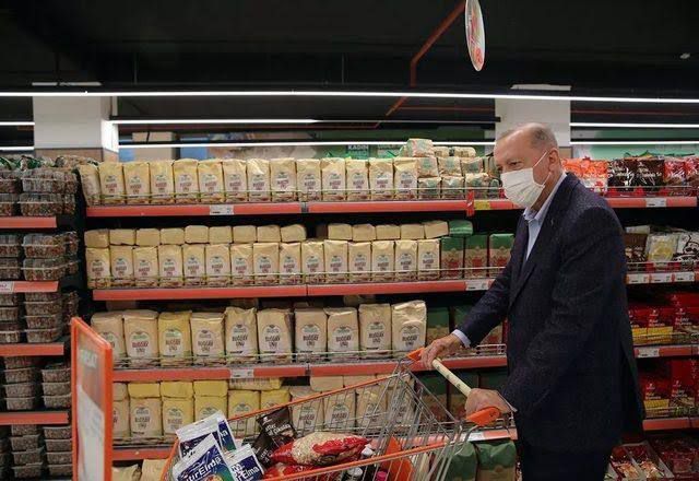 Turkuaz5806's tweet photo. Cumhurbaşkanı @RTErdogan’ın talimatıyla enflasyonla mücadele kapsamında temel tüketim ve et ürünlerinde kapsamlı bir indirim kampanyası başlatılıyor.
Tarım Kredi Kooperatif Marketlerinde 30'un üzerinde temel tüketim ürününde Pazartesi günü indirimli fiyat uygulaması başlayacak. https://t.co/AWDK7tPSUO