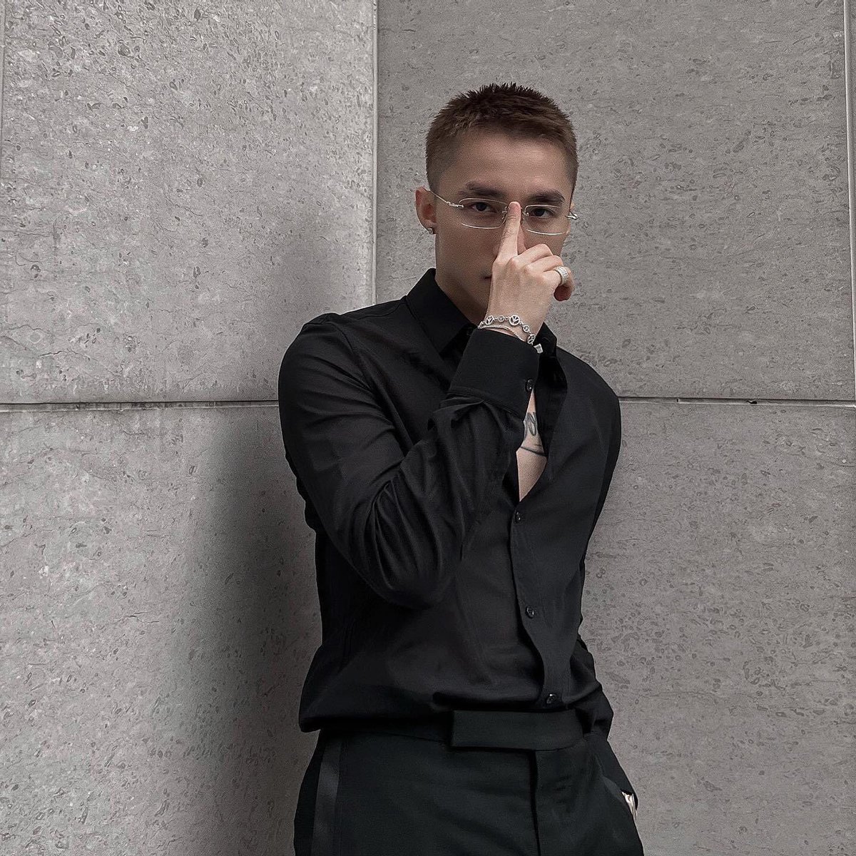 Bầu trời bây giờ không còn nhiều sao nữa. Vì thế Tùng phải cười nhiều lên nhé. Để em có thể ngắm dãi ngân hà của mình 🌌

<a href="/sontungmtp777/">M-TP</a>

#SonTungMTP #TheresNoOneAtAll
#STANWORLD #BackToSWSchool.