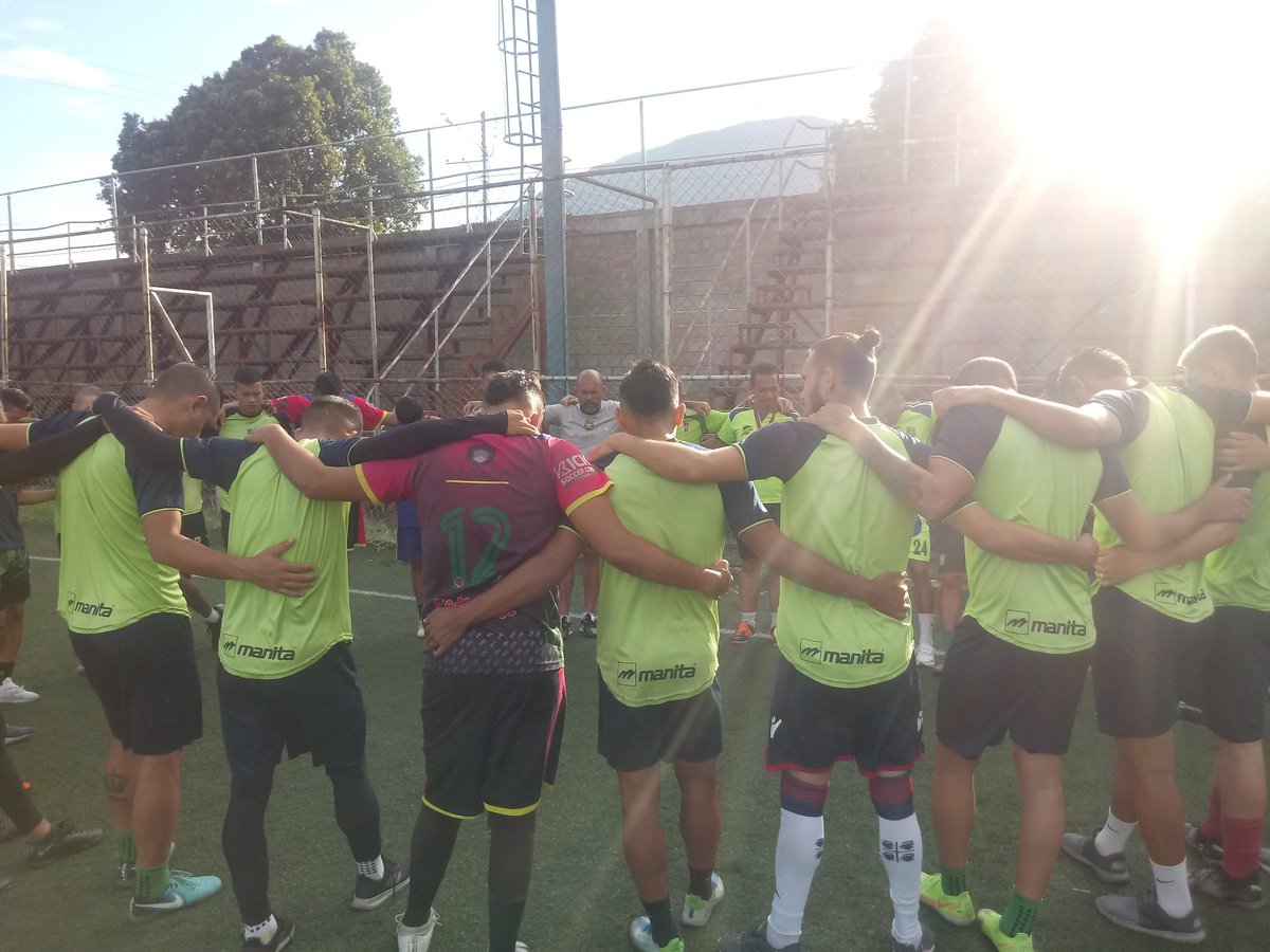 UrenaSC's tweet photo. 🔝Listos para iniciar la práctica de hoy💛💙💚

#UreñaOrgulloTachirense #VenezuelaEsFUTVE https://t.co/pjhO92N9rE
