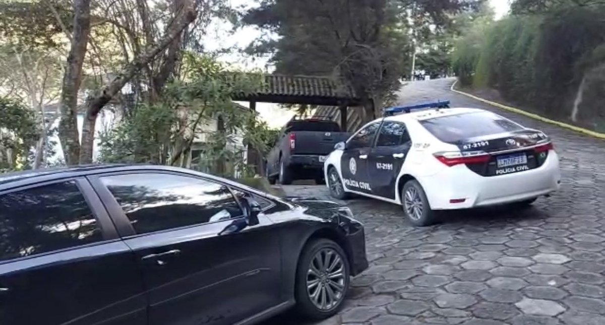 PCERJ's tweet photo. A Polícia Civil #RJ e o #MPRJ realizam, hoje (12/08), a "Operação Clean" para cumprir mandados de busca e apreensão contra envolvidos em esquema de corrupção em Petrópolis. Um dos alvos da ação é o dirigente da Companhia Petropolitana de Trânsito e Transportes. #105DP https://t.co/bSrLEjVgIt