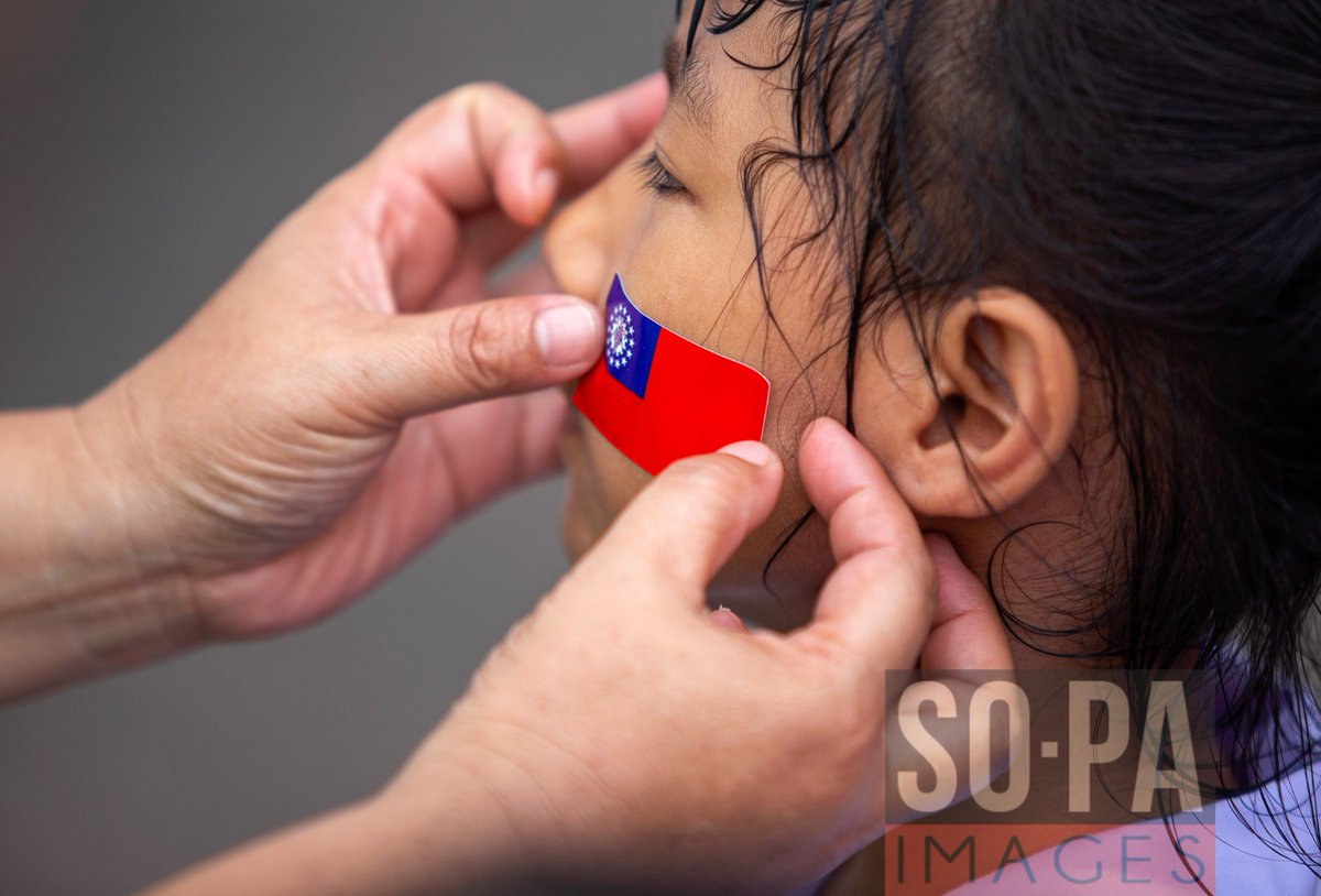 sopaimages's tweet photo. A kid with a #Myanmarflag #sticker on her face participates during the #anniversary of the '#8888Uprising' at Tha #PhaeGate in #ChiangMai, #Thailand on Aug 8, 2022. Myanmar #commemorated the 34th anniversary of the '8888 Uprising' It nationwide demonstrations. 📷 Pongmanat Tasiri https://t.co/2t2scbfZ6H