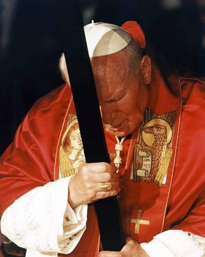 gervisdmedina's tweet photo. "Por medio de Cristo, que acepta la cruz, instrumento del propio despojo, los hombres sabrán que Dios es amor."
(San Juan Pablo II)
#CristoRedentor #DiosAmor #iglesiacatólica #SanJuanPabloII #PapaJuanPabloII #KarolWojtyla https://t.co/SWEt0aWb5l
