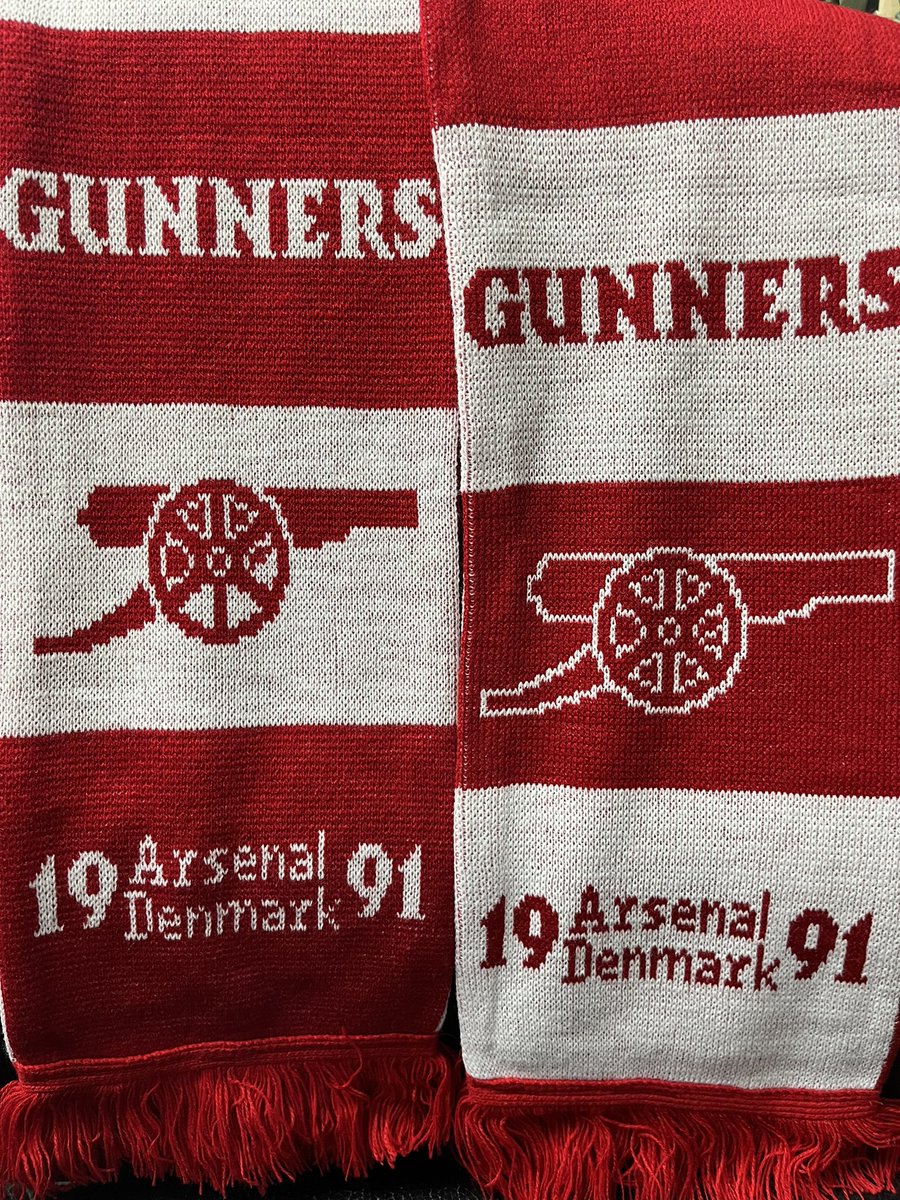 KentHallHotel's tweet photo. Welcome back to @KentHallHotel @ArsenalDenmark @t_ballegaard and thanks for the lovely scarf. #jointbirthdayyear #1991 https://t.co/6E3h3JOBz7