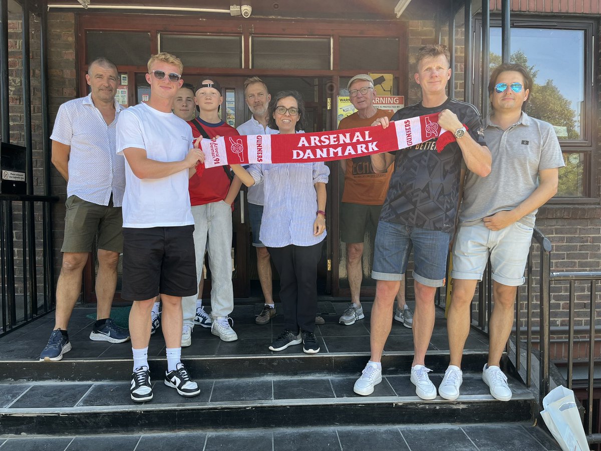 KentHallHotel's tweet photo. Welcome back to @KentHallHotel @ArsenalDenmark @t_ballegaard and thanks for the lovely scarf. #jointbirthdayyear #1991 https://t.co/6E3h3JOBz7