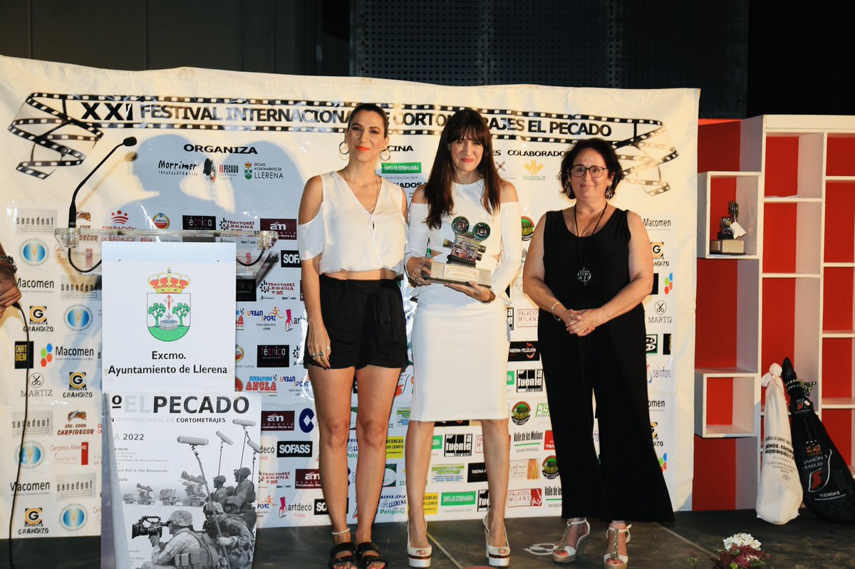 En el 2021 tuve el orgullo de ganar el primer #premiolindachacon en <a href="/CertamenElPecad/">Certamen El Pecado</a> 🙏🏻 . Este año volví para entregarle a <a href="/mariabottito/">María Botto 🔻</a> el suyo ¡felicidades artistaza!🙌😍
Una gala de premios, con cine, música, humor y mucho más… capitaneada por <a href="/DavidAmorTv/">David Amor</a> 👌👏 #supergala #🎬