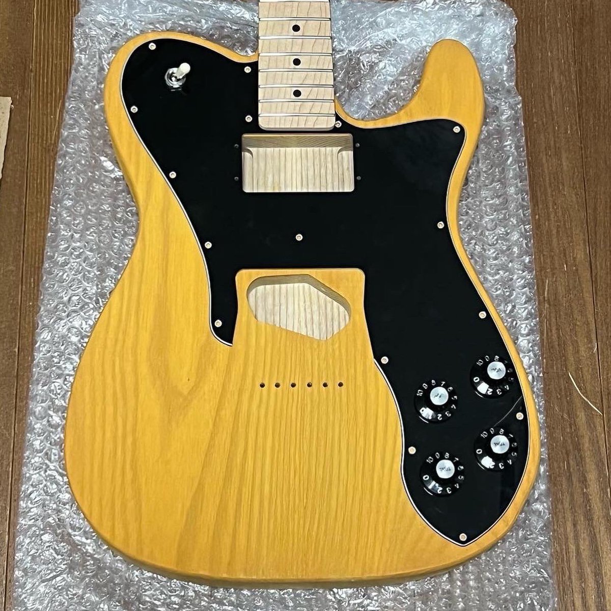 kei_style_'s tweet photo. テレキャスターカスタム製作中
#fender #telecaster #telecastercustom #自作ギター #テレキャスター #テレキャスターカスタム #widerangehumbucker #vanzandt #truevintage #willkinson #freedomcustomguitarresearch #gotohtuners #塗装 #メープル #調色 #サンディング #xoticoilgel https://t.co/I7cqXCnsez