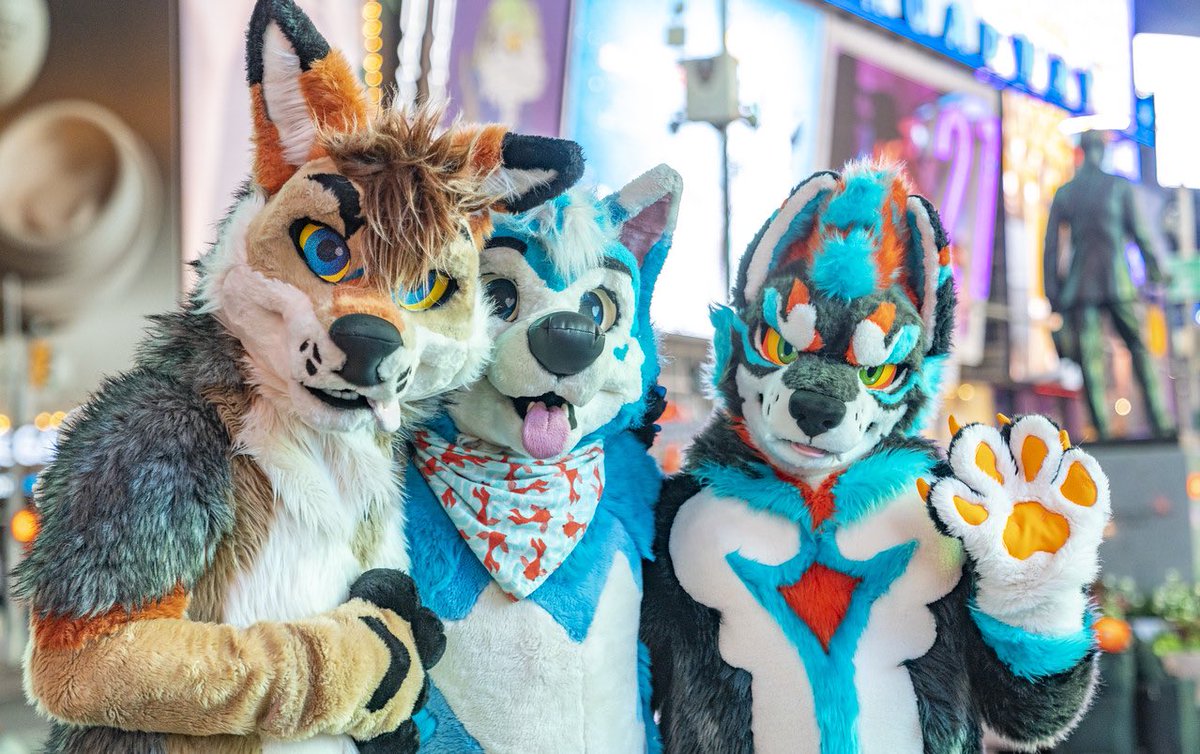 New York is buzzing!✨🗽

🧡<a href="/rekirc/">Rek</a> 🧡
💙<a href="/Blusicurl/">Bluee 🦋 social 🔜 LuckyFurry 🇨🇳</a> 💙
📸<a href="/TalesTigerfox/">Talexis</a> 📸
#FursuitFriday