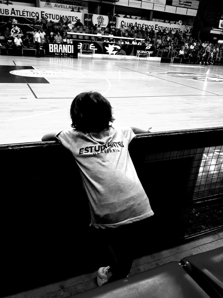 Nosotros mirando lo callada que sigue la cuenta del <a href="/CAEbasket/">Estudiantes 🏀</a>. Naciste para otra cosa, no para morir así, en manos tan apáticas.