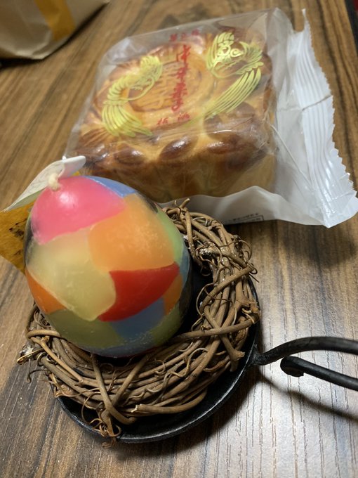 これはお土産の卵形の蝋燭と大きさのバグった月餅、べいびーと俺の中華服、そして俺が嫁さんに着てほし過ぎて買ってもらったチャイナ服!!!!!!!!!!!!!!!!!!いつか着て!!!!!!!ね!!!!!!!!!! 