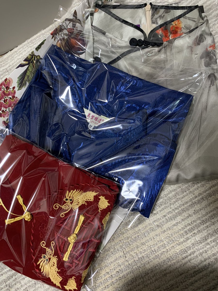 これはお土産の卵形の蝋燭と大きさのバグった月餅、べいびーと俺の中華服、そして俺が嫁さんに着てほし過ぎて買ってもらったチャイナ服!!!!!!!!!!!!!!!!!!いつか着て!!!!!!!ね!!!!!!!!!! 