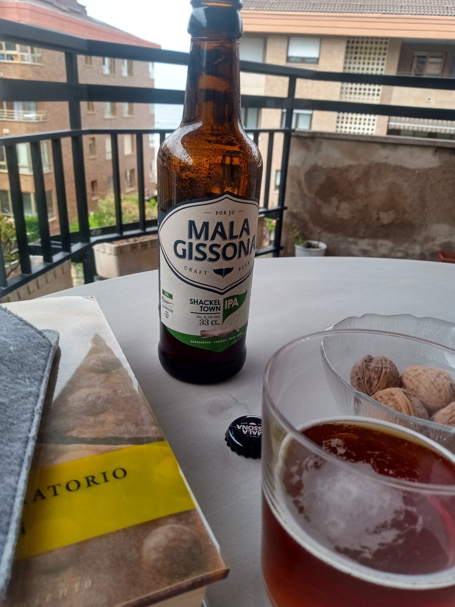nereachocolate's tweet photo. VVVV = Vida, verano, vacaciones, viernes #postureo #influleches #craftbeer #cervezaartesanal #garagardoa #cerveza #beer #IPA #beerness @MalaGissona oso🐻ona. Ricas notas a 🍑. Recoge el espíritu de los antiguos balleneros🐳⚓🛶 vascos, forjado "a mar y viento".🐋🌊💨#Gipuzkoa https://t.co/ksMZHkl9Wz