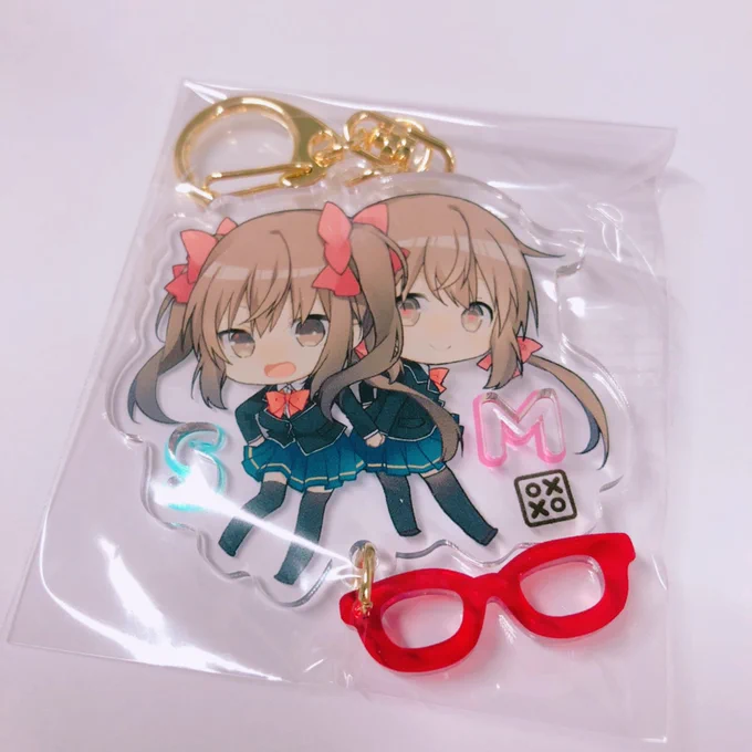 新刊セットのヒメちゃんのアクキーはこんな感じですSとMがくり抜かれてトレードマークのメガネがチャームです個人的にはめちゃくちゃお気に入りのグッズです! 