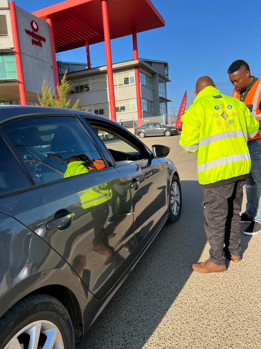 VodacomLes's tweet photo. 🚨Vodacom Lesotho le Road Safety Department li tsoile lets’olo ho hlokomelisa sechaba ka melemo ea boipaballo mebileng! 🚦
Fihla moo u eang teng u bolokehile.
#LeaveSooner #DriveSlower #LiveLonger #VodacomAbsoluteRules #RoadSafety #HomeSafe https://t.co/M6lyem8VDv