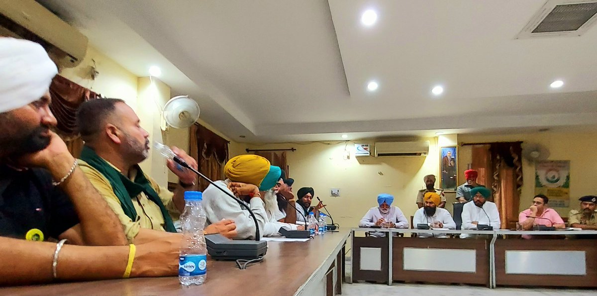 TeamKEMofficial's tweet photo. ਫਗਵਾੜਾ ਗੰਨਾ ਮਿਲ ਦੇ 3 ਸਾਲ ਤੋ ਕਿਸਾਨਾਂ ਦੀ ਬਕਾਇਆ ਰਾਸ਼ੀ 72 ਕਰੋੜ ਲਈ ਮੰਤਰੀ ਕੁਲਦੀਪ ਸਿੰਘ ਧਾਲੀਵਾਲ ਨਾਲ ਕਿਸਾਨ ਜਥੇਬੰਦੀਆਂ ਦੀ ਮੀਟਿੰਗ।

फगवाड़ा गन्ना मिल के 3 साल के किसानों के 72 करोड़ बकाया के लिए मंत्री कुलदीप सिंह धालीवाल के साथ किसान संगठनों की बैठक। https://t.co/cZ2zJYBAdm