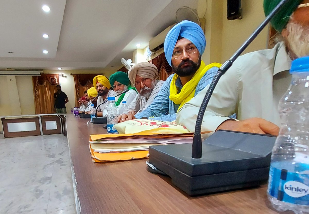 TeamKEMofficial's tweet photo. ਫਗਵਾੜਾ ਗੰਨਾ ਮਿਲ ਦੇ 3 ਸਾਲ ਤੋ ਕਿਸਾਨਾਂ ਦੀ ਬਕਾਇਆ ਰਾਸ਼ੀ 72 ਕਰੋੜ ਲਈ ਮੰਤਰੀ ਕੁਲਦੀਪ ਸਿੰਘ ਧਾਲੀਵਾਲ ਨਾਲ ਕਿਸਾਨ ਜਥੇਬੰਦੀਆਂ ਦੀ ਮੀਟਿੰਗ।

फगवाड़ा गन्ना मिल के 3 साल के किसानों के 72 करोड़ बकाया के लिए मंत्री कुलदीप सिंह धालीवाल के साथ किसान संगठनों की बैठक। https://t.co/cZ2zJYBAdm