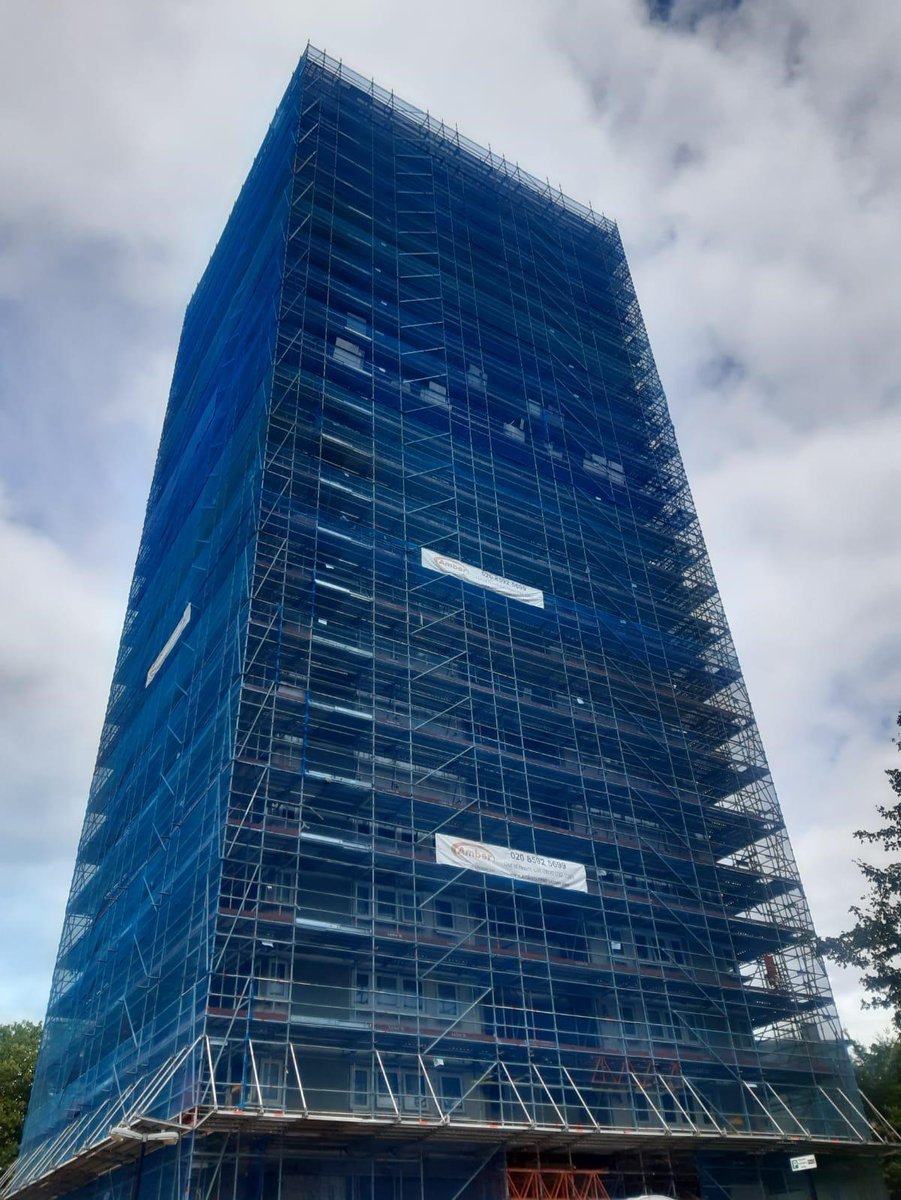 Creator_Designs's tweet image. Ending the week with this magnificent layher access scaffold! 

23 story full perimeter access, 61 meters high layher access.

Outstanding job built by the guys at Mercer scaffolding well done to everyone whos been apart of this epic project. 👏🏻

@Mercer_scaff 
@AmberCSLtd