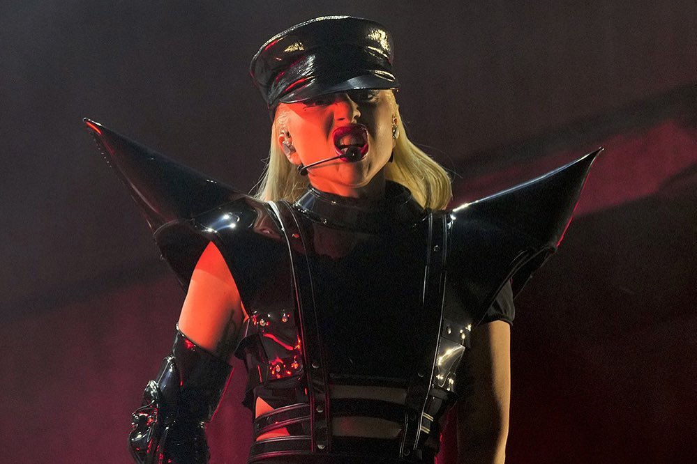 rdtmidia's tweet photo. Fotos profissionais de Lady Gaga ontem (11) durante o show da #ChromaticaBall no MetLife Stadium, por Kevin Mazur. https://t.co/hIgKfEKpl4