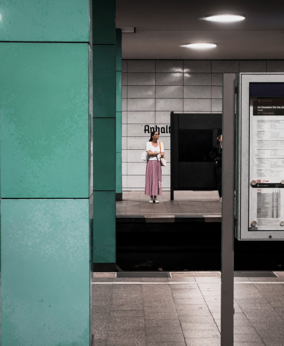 schaerfphoto's tweet photo. Wirkt gestellt, war ein glücklicher Zufall und schneller Auslöser #berlin #streetphotography https://t.co/c8LZDttYyh